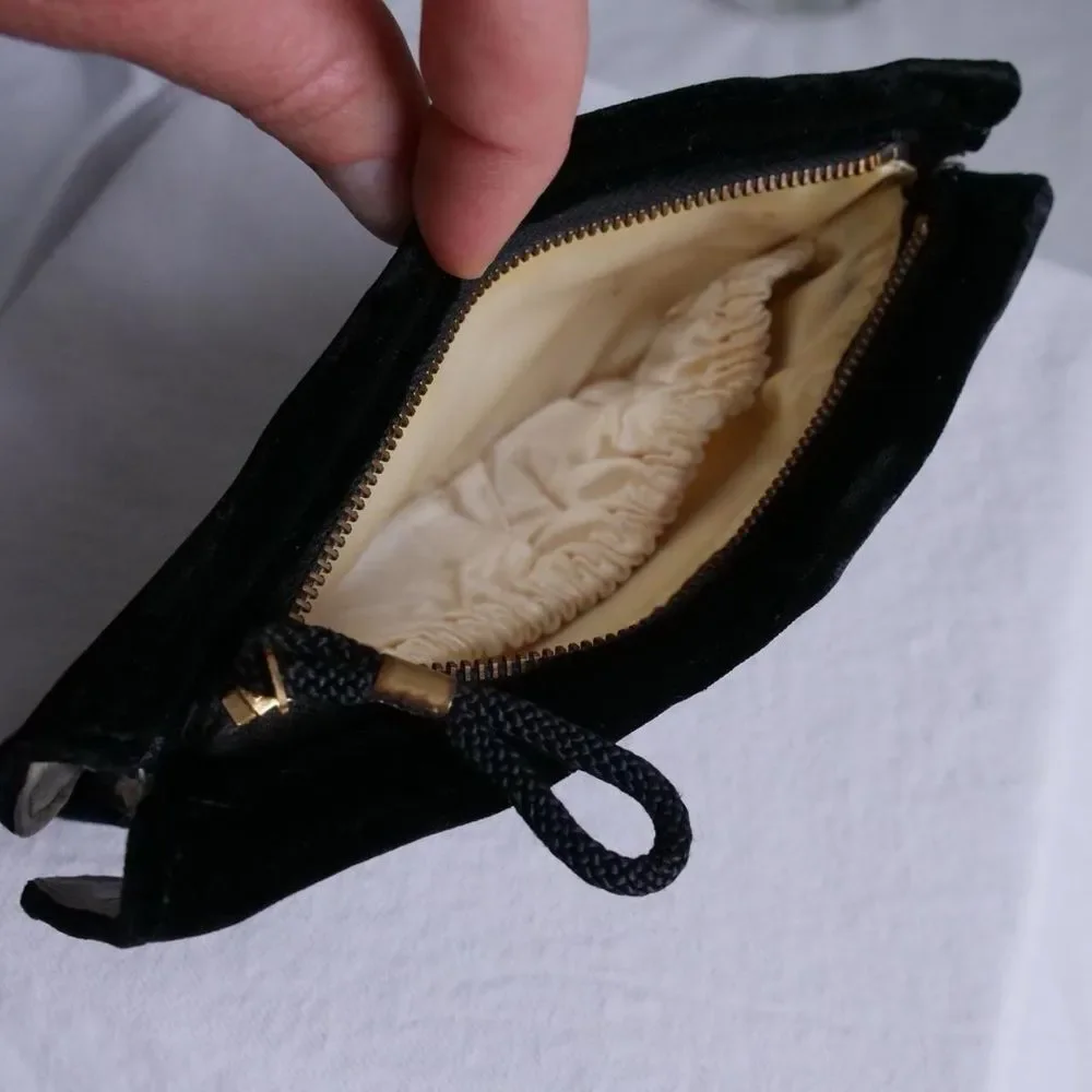 Gorgeous 1940s black‎ velvet clutch